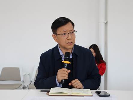 穿着西装笔挺的男子手里拿着手机 AI-generated content may be incorrect.
